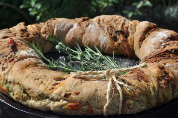Bread Wreath with Pesto, Tomatoes and Cheese L bread wreath with pesto, tomatoes and cheese