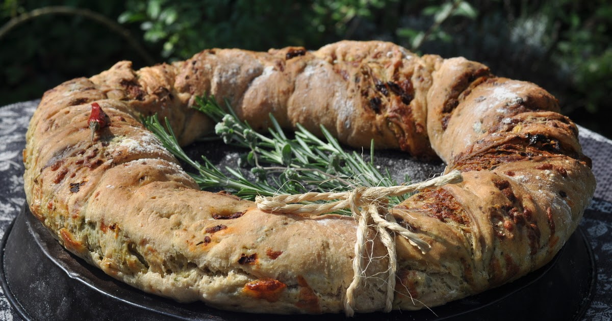 Bread Wreath with Pesto, Tomatoes and Cheese L bread wreath with pesto, tomatoes and cheese