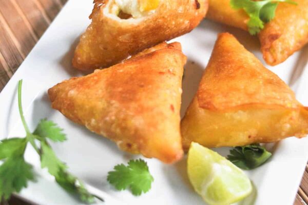 Cheese samosa served in a platter.