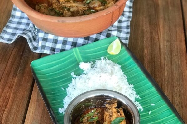 Chettinad Chicken cooked in a claypot – IshitaUnblogged Chettinad Chicken served with steaming hot rice