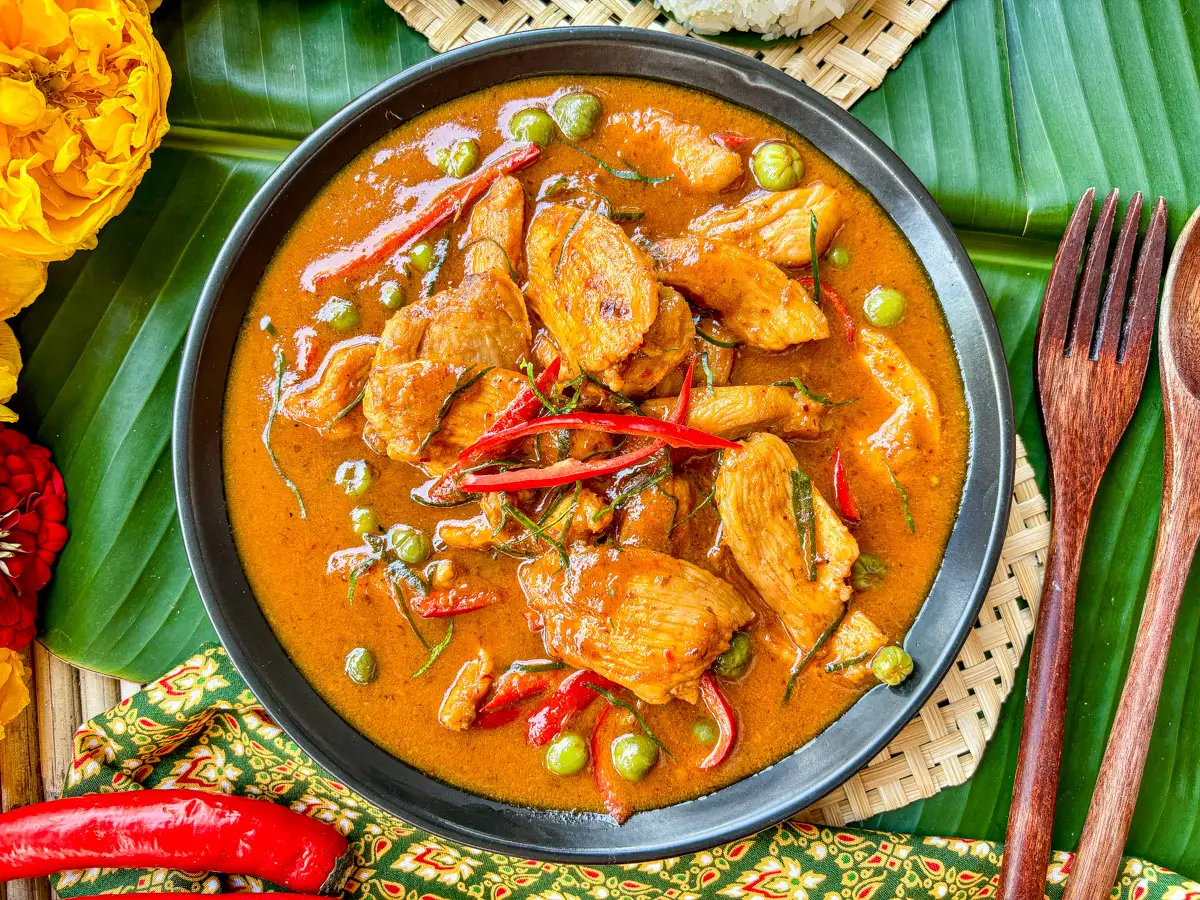Gaeng panang gai served in a black bowl.