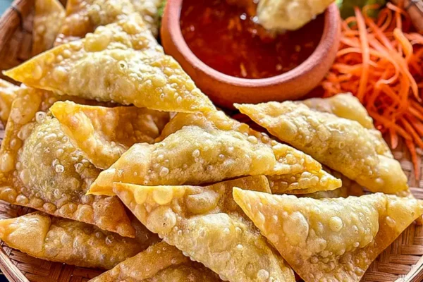 Thai Fried Wonton Recipe (Kiew Tod) Thai fried wonton, kiew tod, served with sweet chili sauce.