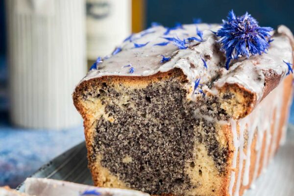 Saftiger Mohn-Marzipan-Marmorkuchen – seitan is my motor A poppy seed marzipan cake in the box on a serving plate. The cake is cut and you can see the marble.