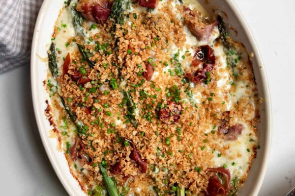 Asparagus au Gratin with Prosciutto Asparagus au Gratin with Prosciutto in a oval baking dish.
