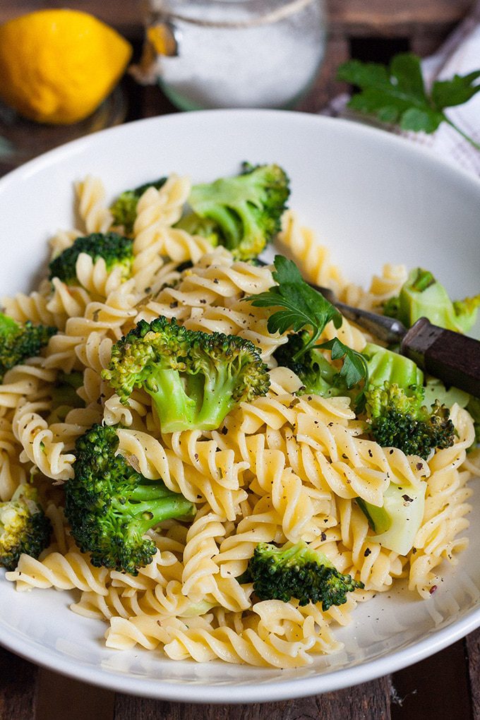 Brokkoli-Pasta mit Zitrone und Knoblauch. Für dieses schnelle Rezept braucht ihr nur 7 Zutaten und 20 Minuten Zeit. Vegan und köstlich - kochkarussell.com