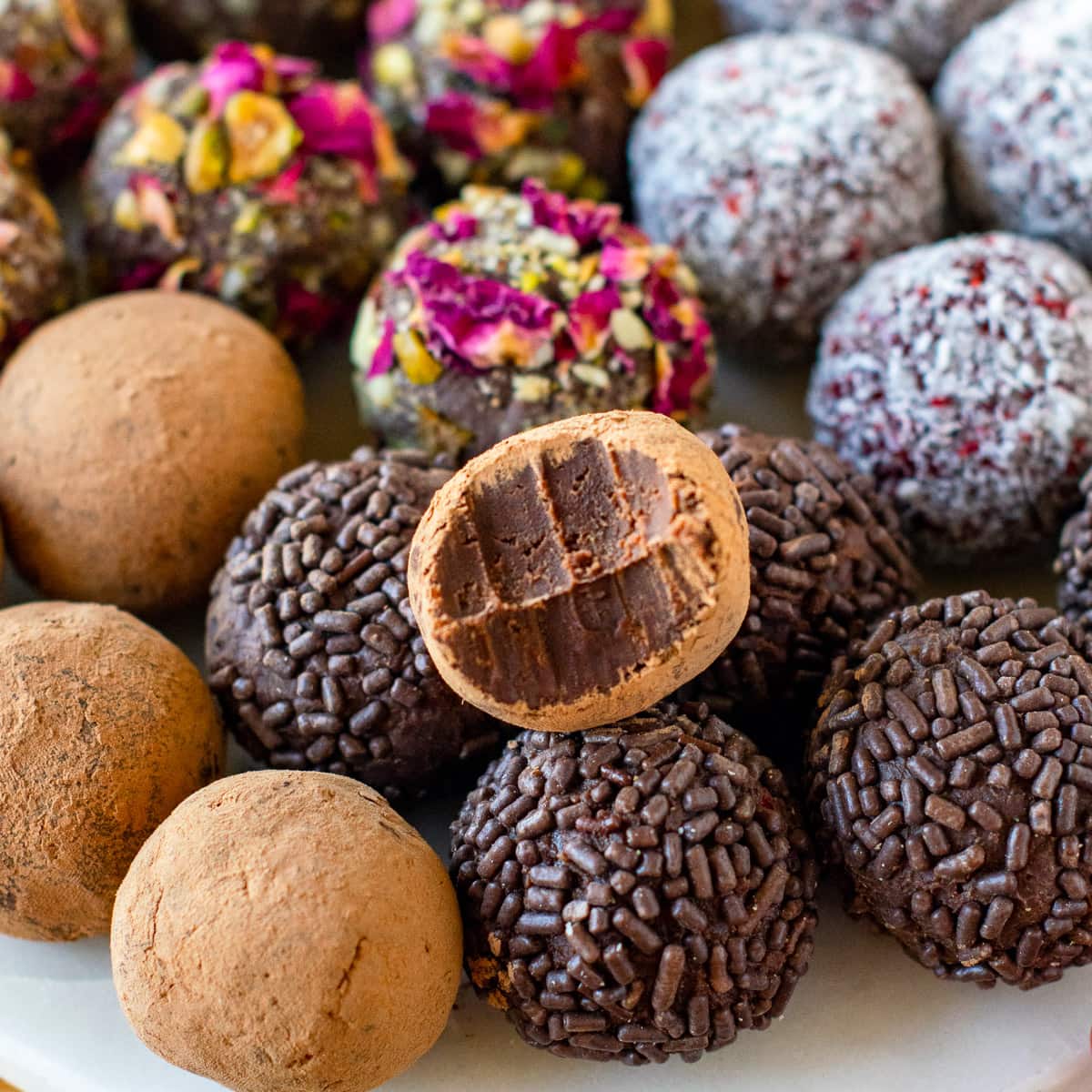 Homemade Chocolate Truffles (Easy Recipe) 1 Homemade Chocolate Truffles (Easy Recipe)